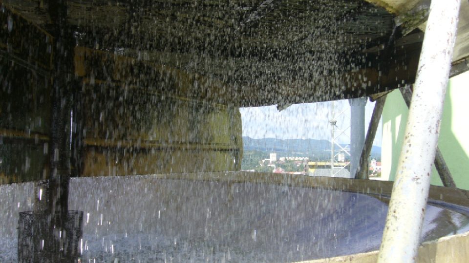 Volně protékající voda skrz chladící věže na střeše českolipské nemocnice