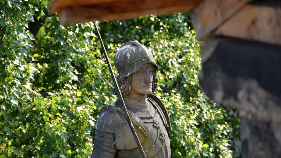 Na rozdíl od svého předchůdce Rolanda je Bruncvík znázorněn jako bezvousý mladík