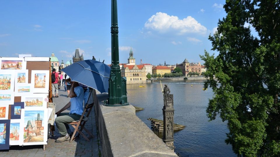 Socha Bruncvíka stojí na ohlaví mostního pilíře, pod sousoším svatých Vincence Ferrerského a Prokopa