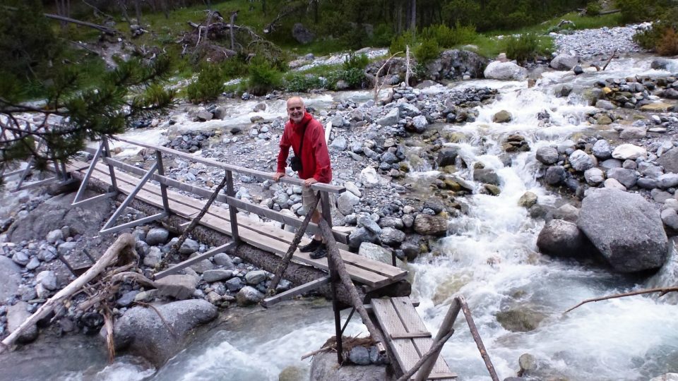 Dřevěné mostky přes říčku, které potkáte ve Švýcarsku