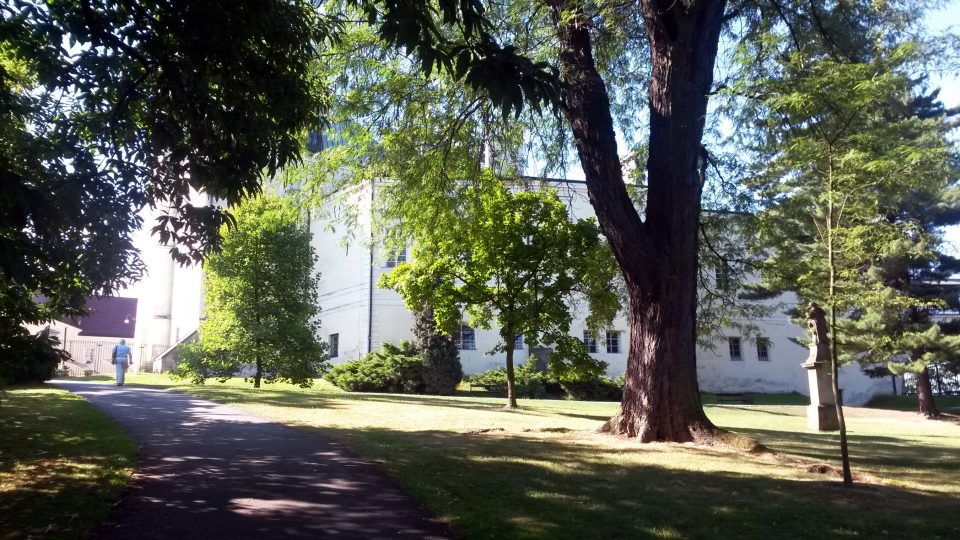 Návštěvníci Muzea Beskyd ve Frýdku-Místku si mohou zpestřit prázdninovou návštěvu. Muzeum pro ně připravilo hledačku neboli questing v přilehlých parcích 