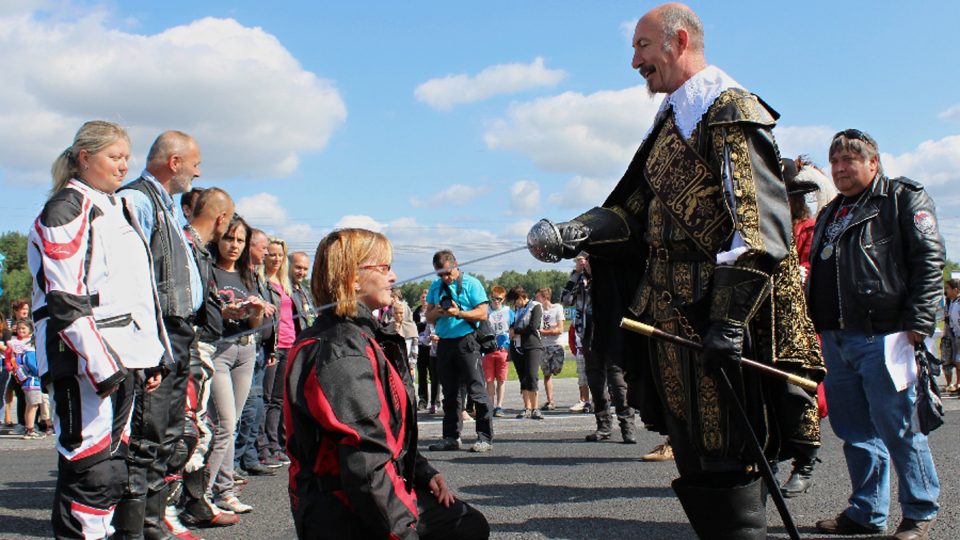 Pasování na Rytíře silnic Albrechtem z Valdštejna v Sosnové