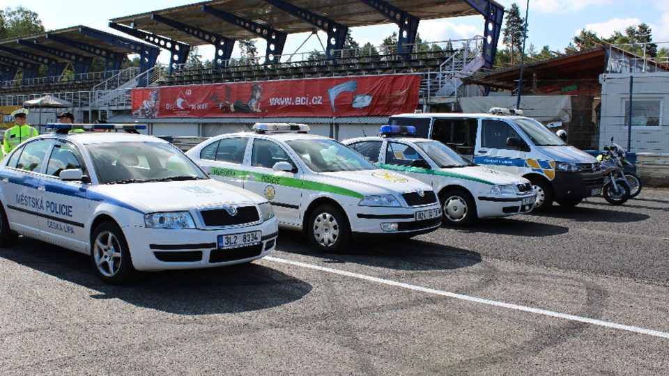 Policejní vozy na zahájení soutěže pro děti z dětských domovů v Sosnové