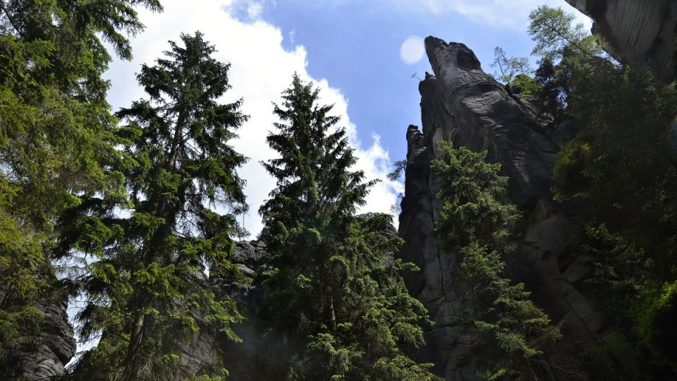 Některé skalní masivy jsou vysoké až 70 metrů