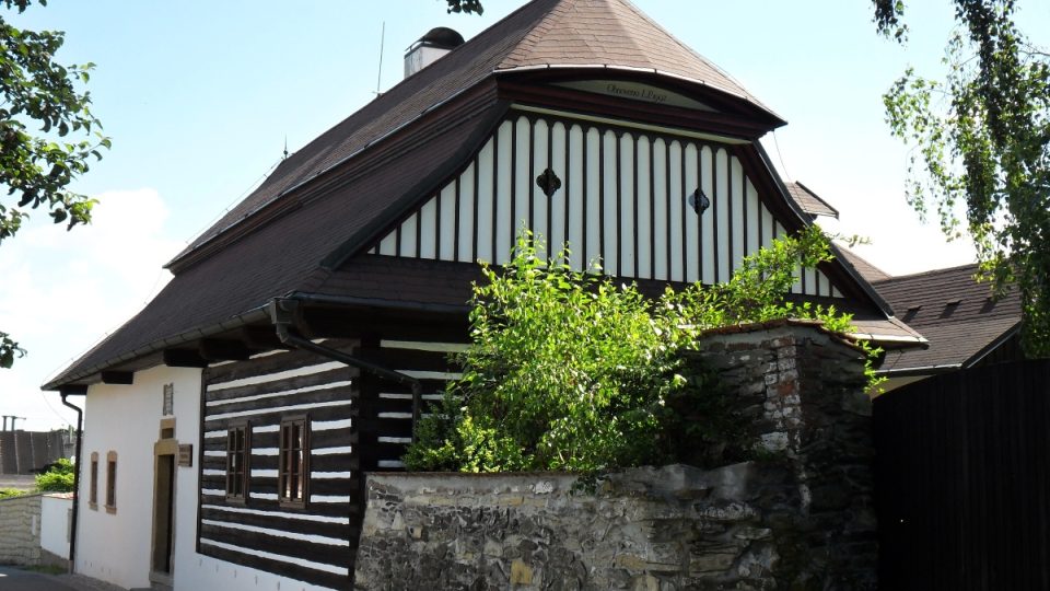 Rodný Tomáškův dům je unikátní stavbou, která jako jediná z té doby přečkala všechny požáry ve Skutči