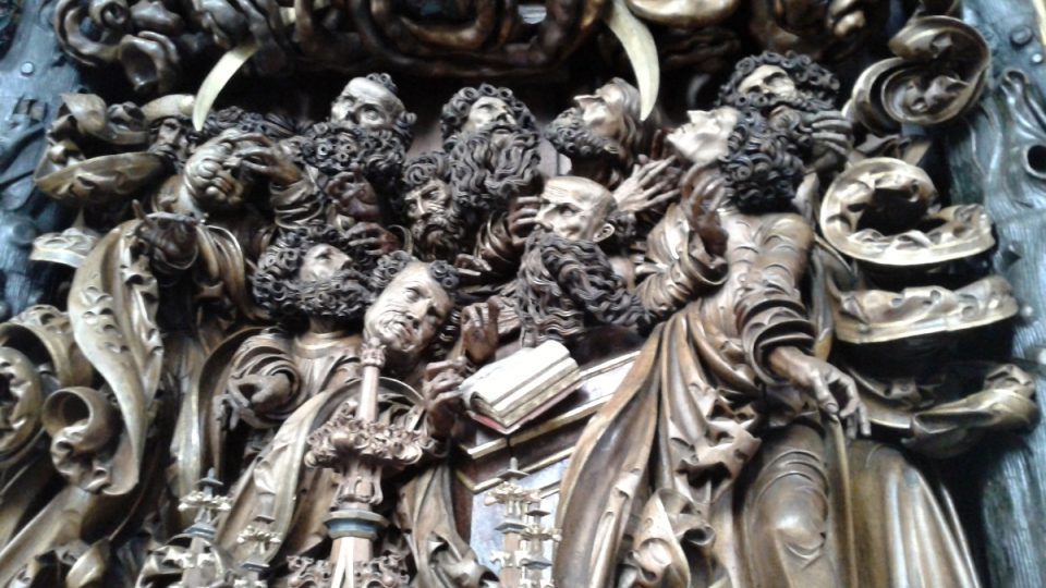 Dvanáct vyřezávaných apoštolů se právě vrátilo z výstavy ve Vídni