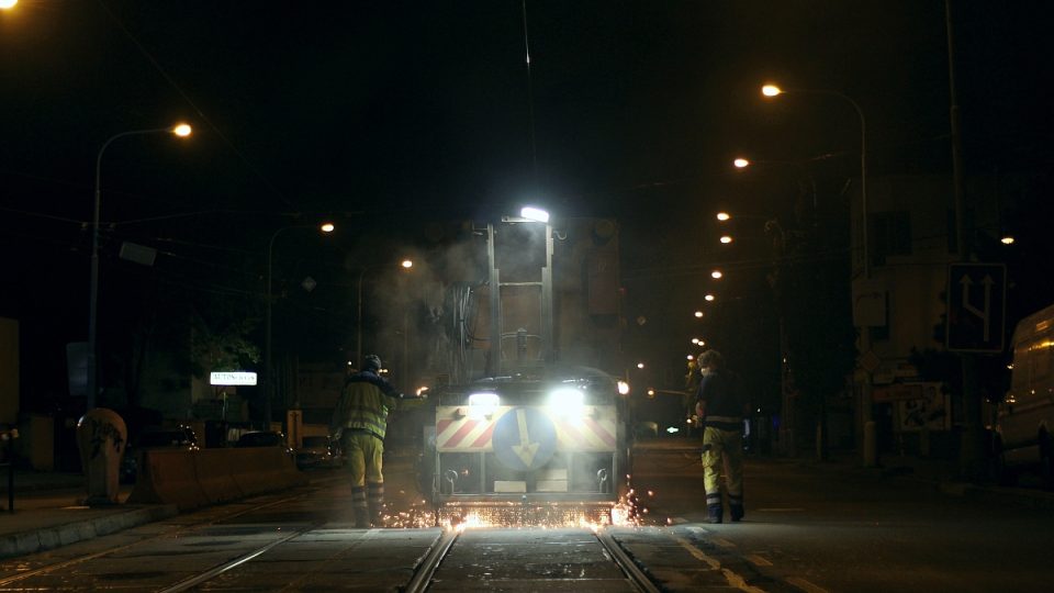Tramvaje v Brně budou jezdit tišeji. Speciální stroj z Rakouska po nocích brousí koleje