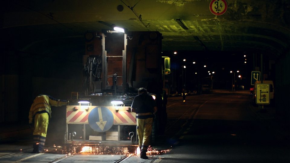 Tramvaje v Brně budou jezdit tišeji. Speciální stroj z Rakouska po nocích brousí koleje