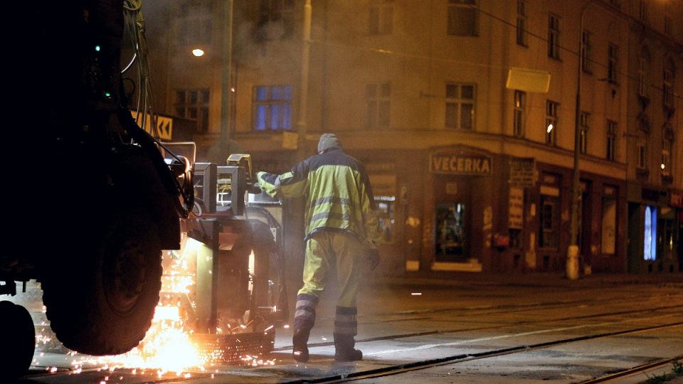 Tramvaje v Brně budou jezdit tišeji. Speciální stroj z Rakouska po nocích brousí koleje