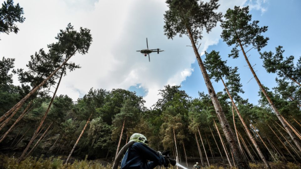 Přes den na místě pomáhal také vrtulník a byli povoláni horolezci