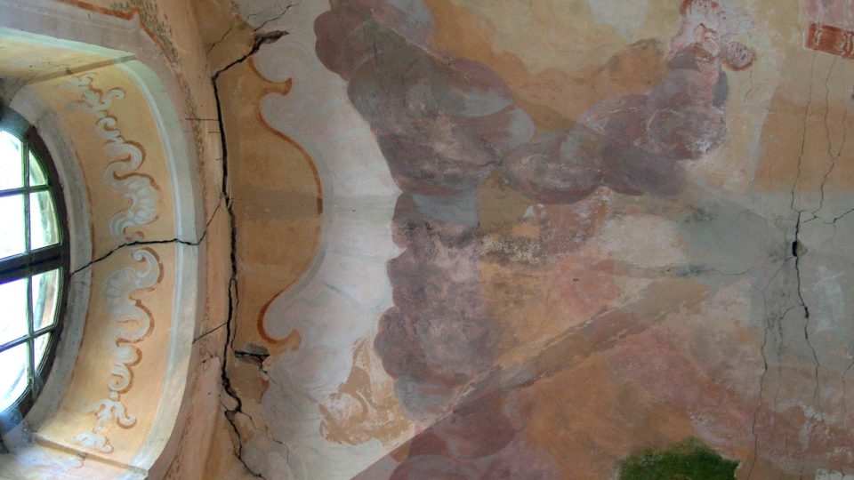 Detail kaple před restaurátorským zásahem
