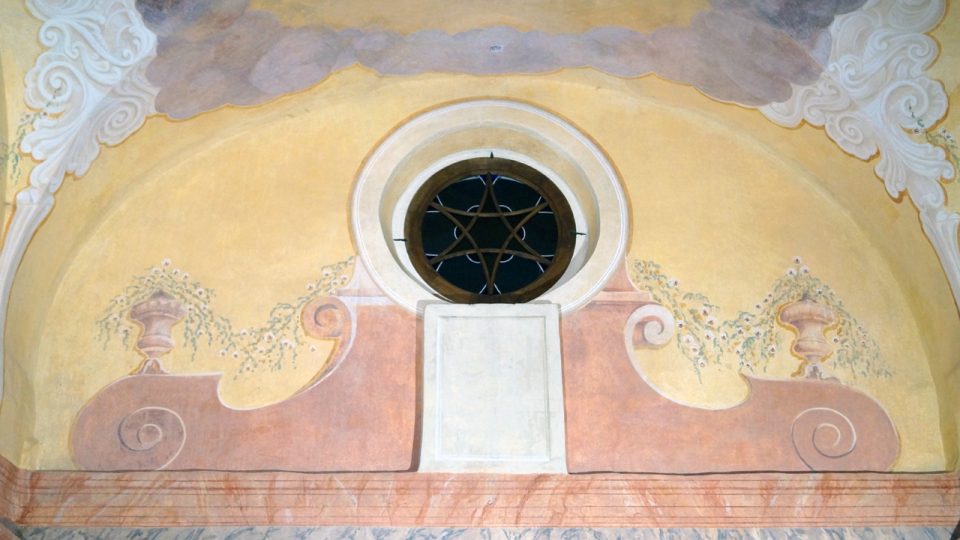 Detail kaple po restaurátorském zásahu