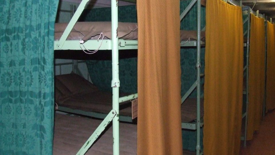 Pro 250 lidí nepřetržité obsluhy podzemního štábního pracoviště bylo k dispozici 125 postelí