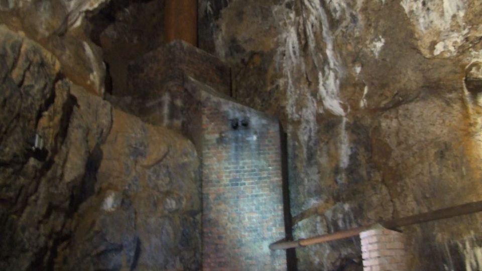 Zbytky podzemní kotelny, která vytápěla nacistickou podzemní továrnu