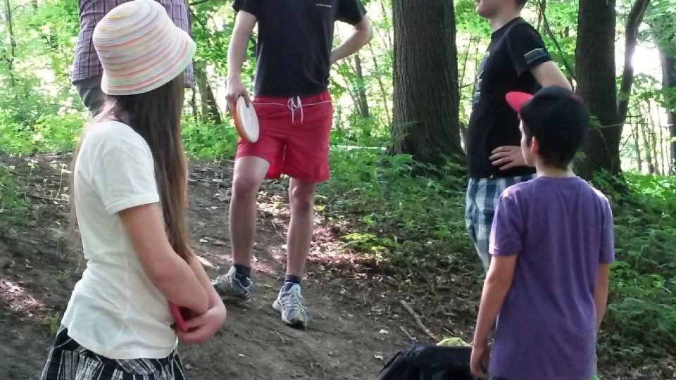 Hráči discgolfu často diskutují nad technikou hry