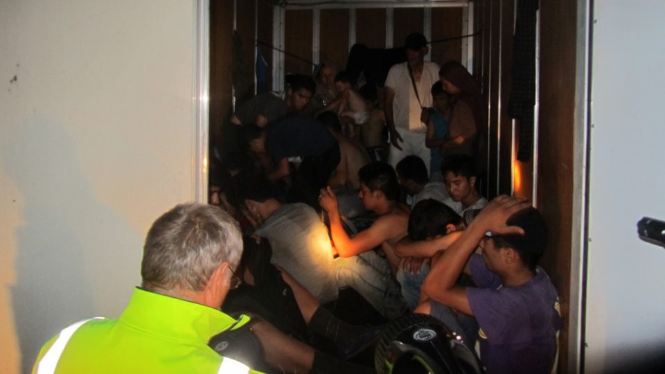 V malém nákladním automobilu zadrželi na Prachaticku 26 nelegálních migrantů