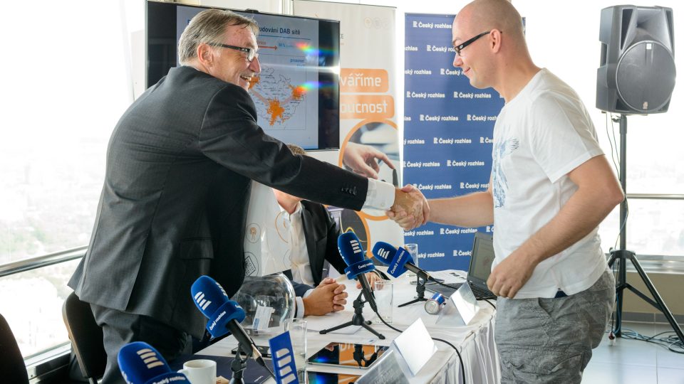 Zástupci Českého rozhlasu a Českých Radiokomunikací společně zahájili experimentální digitální vysílání DAB Praha