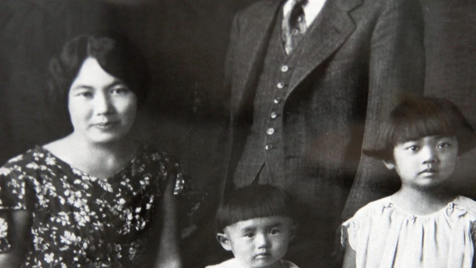 14letá Akiko (vpravo) na fotce s rodiči a bratrem