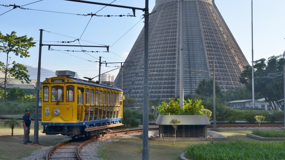 Historická tramvaj před nehistorickou riodejaneirskou katedrálou na zastávce Carioca