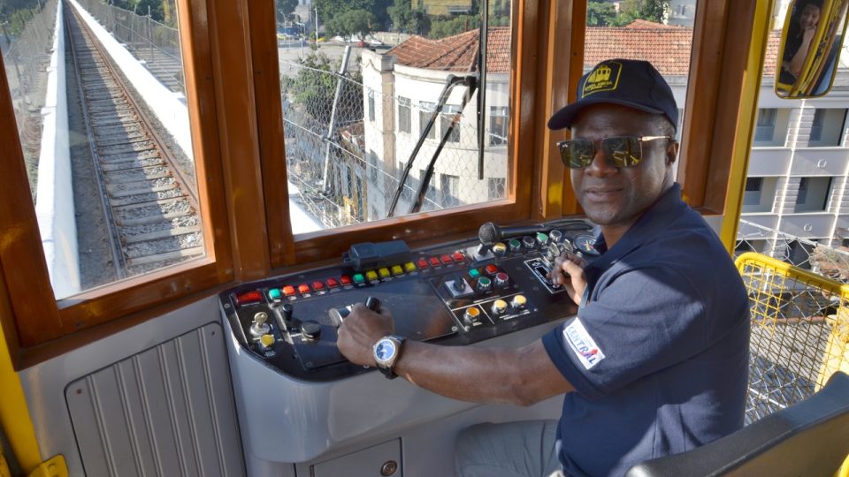 Tramvaj vjíždí na jednokolejný úsek na bývalém akvaduktu nad čtvrtí Lapa