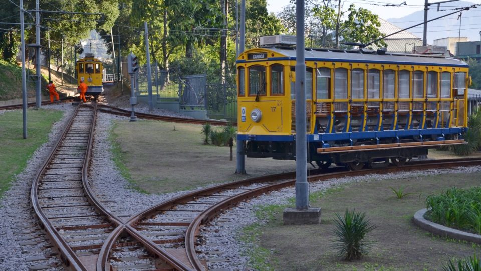 Vypadá to tak trochu jako modelová železnice, ale je to normální dopravní prostředek