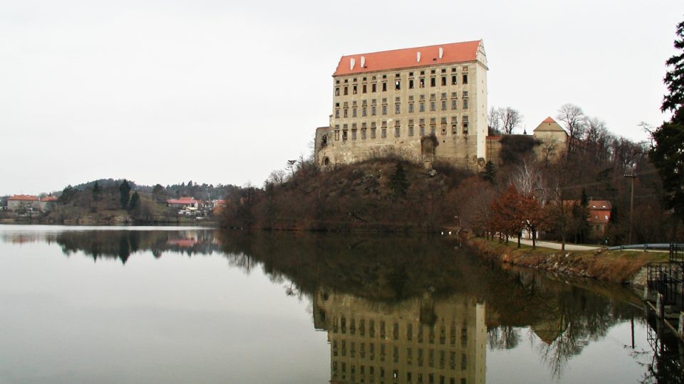 Kdysi byly v údolí řeky tři rybníky. Dva přehrada zatopila, Podhrádský rybník je dnes vyhledávaným místem turistů i fotografů