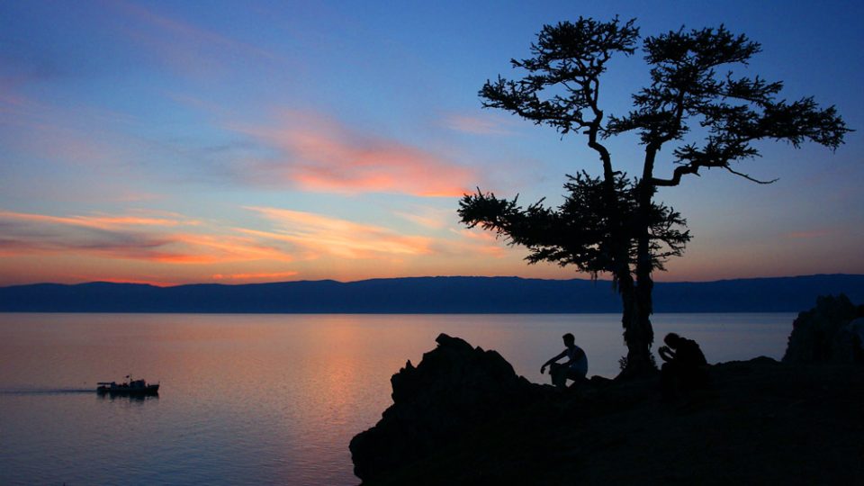 Romantická noc na břehu jezera Bajkal