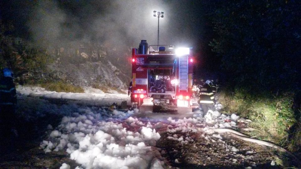 Požár skládky u obce Hůry. Hasiči použili při zásahu pěnu