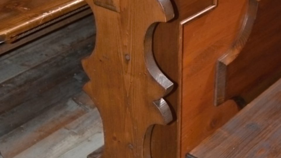 Detail lavice v kostelu