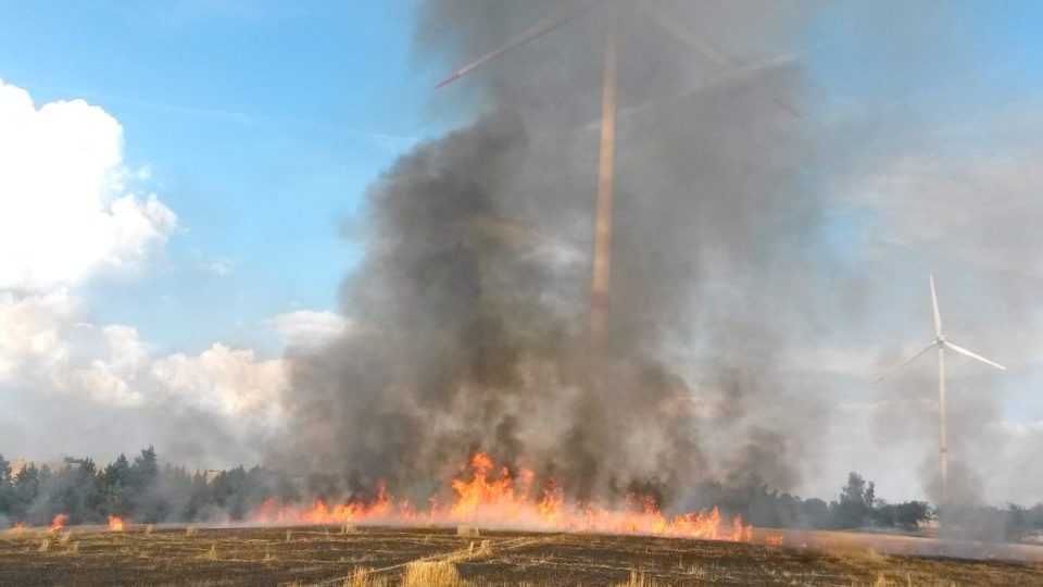 Požár pole u Habartova na Sokolovsku