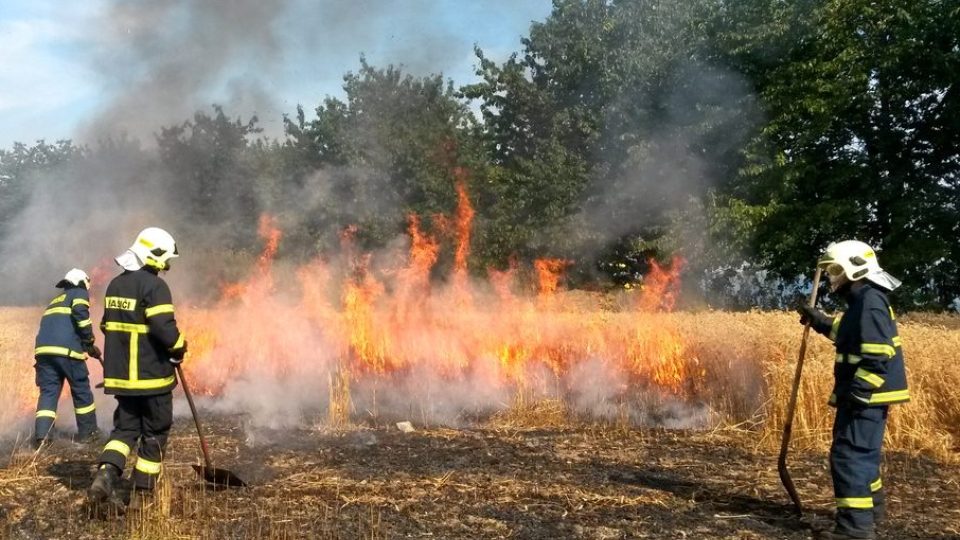 Požár pole u Habartova na Sokolovsku