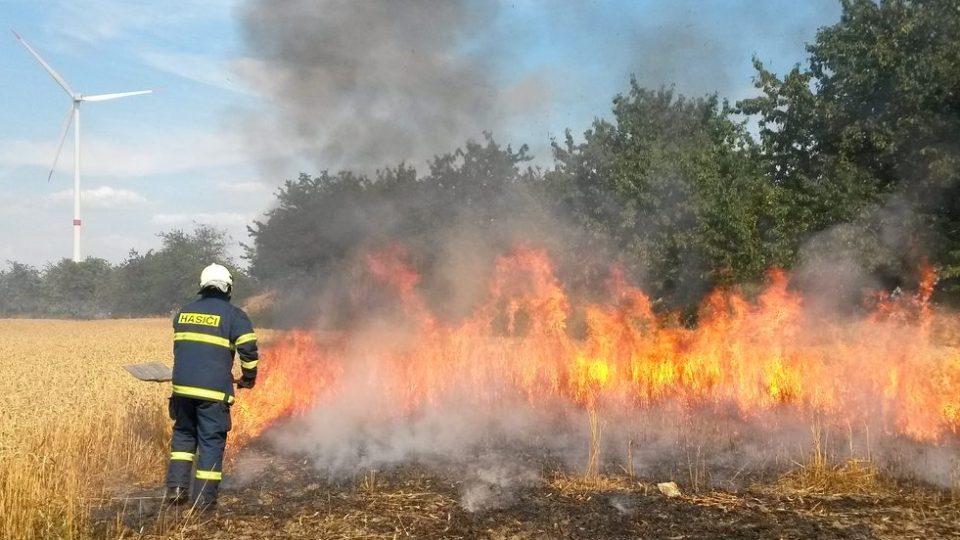 Požár pole u Habartova na Sokolovsku