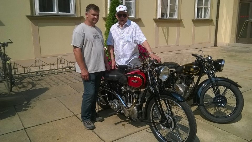 Phil Read u historických motocyklů na Dominikánském náměstí v Brně