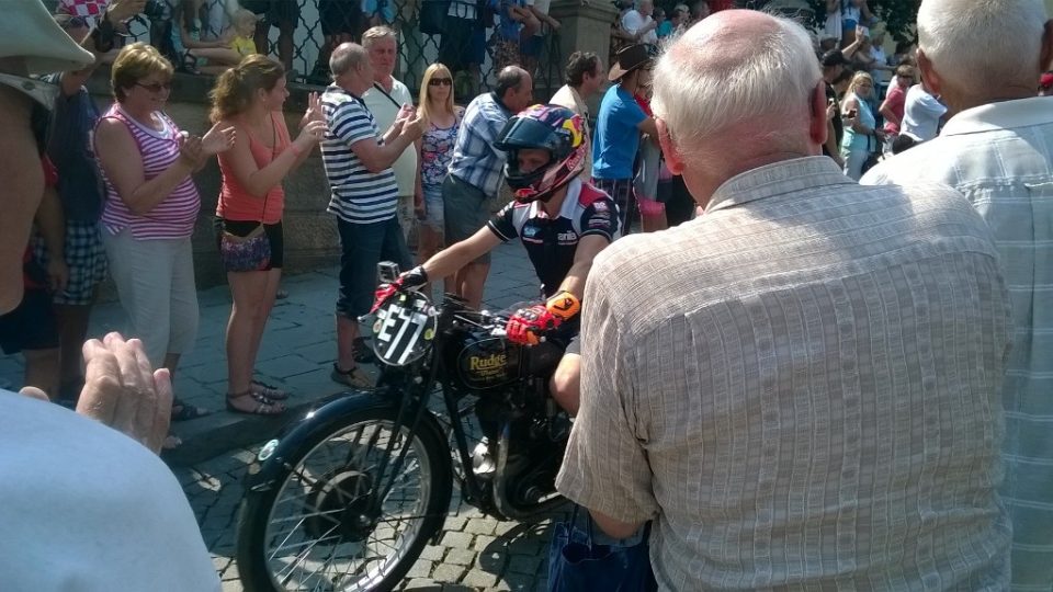 Jízda na historických motocyklech na Dominikánském náměstí v Brně