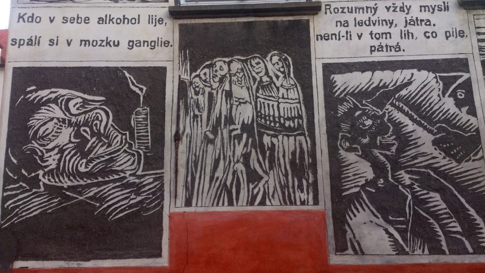 Graffiti na motivy Josefa Váchala na zdi literární kavárny Na Sklípku