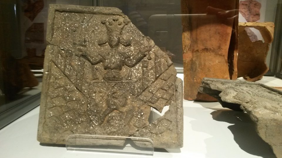 Výstava středověkých kachlů v Muzeu Jindřichohradecka