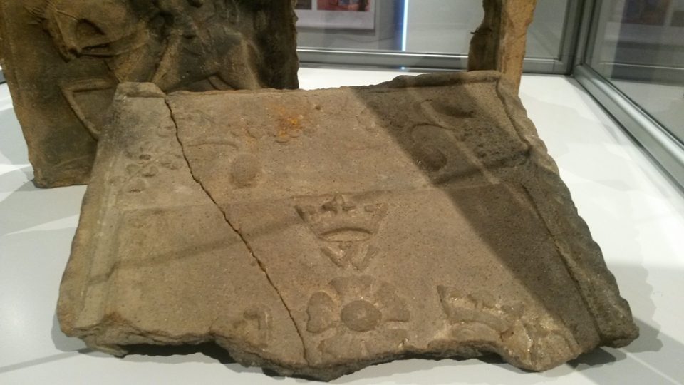 Výstava středověkých kachlů v Muzeu Jindřichohradecka. Kachel s jindřichohradeckým znakem