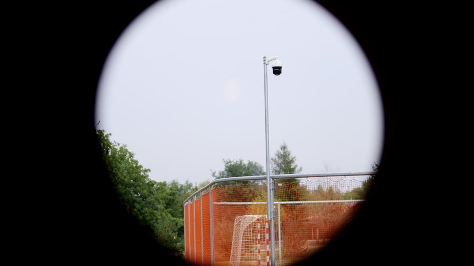 Kamera vidí okénkem přímo do altánu, má 36násobný optický zoom