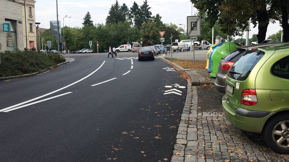 Koridor pro cyklisty, ktery je ale spíš ohrožuje, mají nově v Hradci Králové