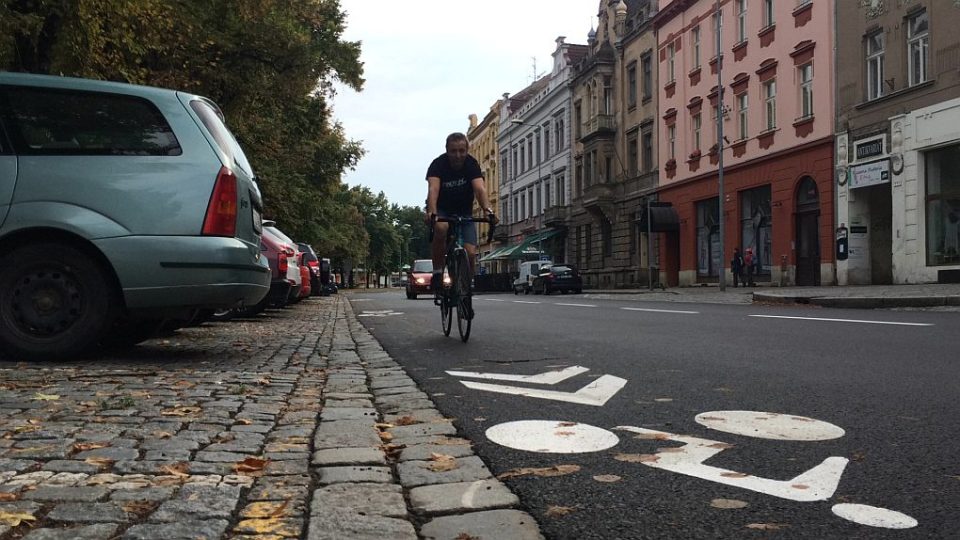 Koridor pro cyklisty, ktery je ale spíš ohrožuje, mají nově v Hradci Králové