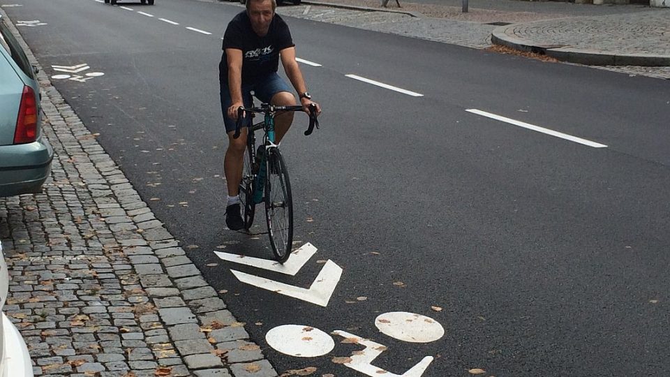 Koridor pro cyklisty, ktery je ale spíš ohrožuje, mají nově v Hradci Králové