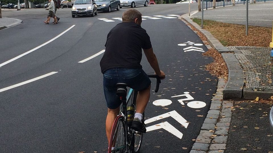 Koridor pro cyklisty, ktery je ale spíš ohrožuje, mají nově v Hradci Králové