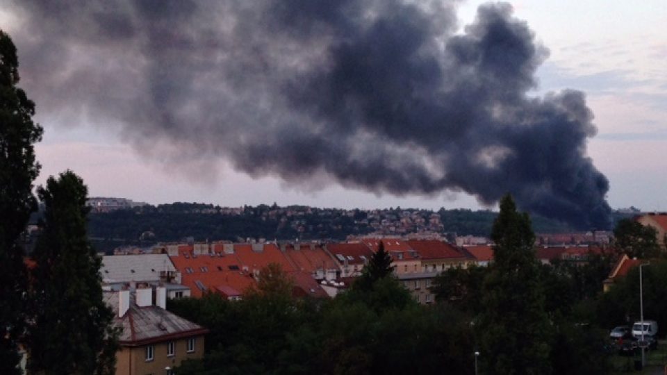 Dým z požáru ve Vysočanech byl vidět i ze vzdálenějších míst v Praze