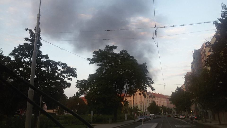 Stoupající dým z požáru ve Vysočanech byl vidět z mnoha míst hlavního města