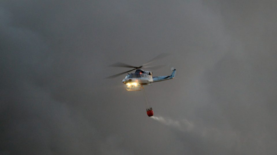 Vodou z vaků zasahovaly i vrtulníky