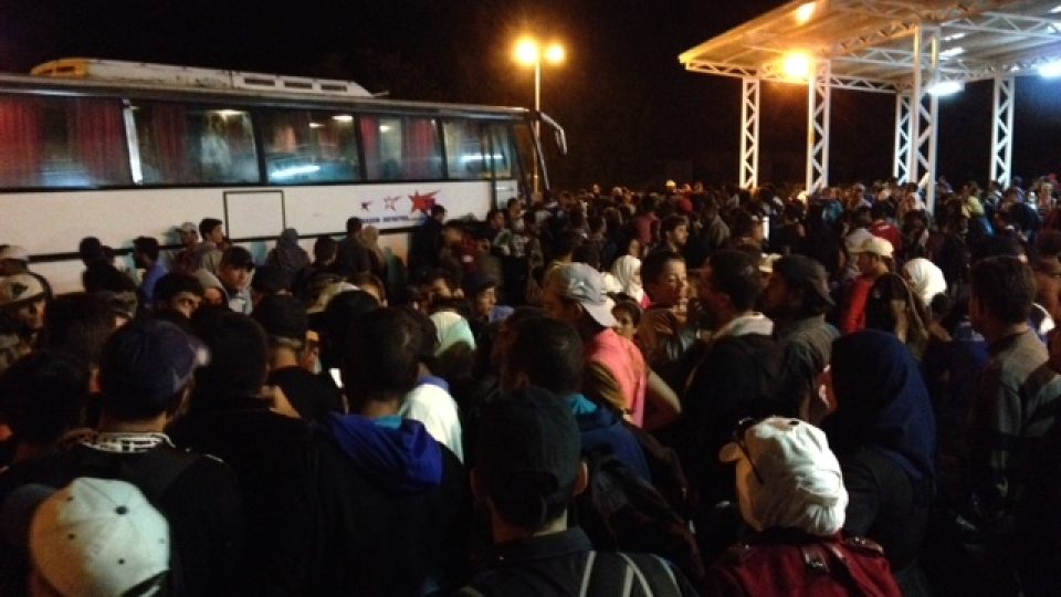 Stovky migrantů se snaží dostat do autobusů v obci Gevgelija