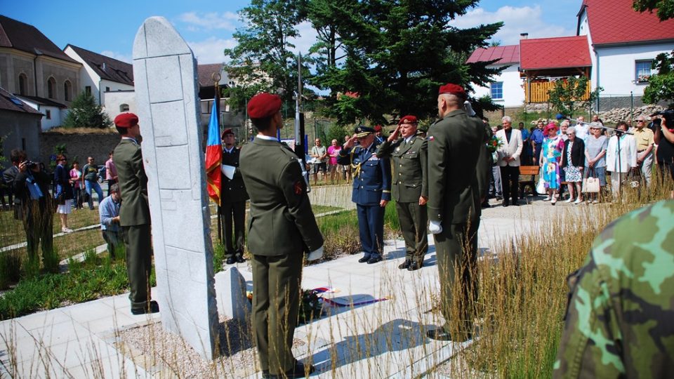 Kladení věnců u památníku letců, v modré uniformě salutuje Emil Boček, stíhací pilot RAF