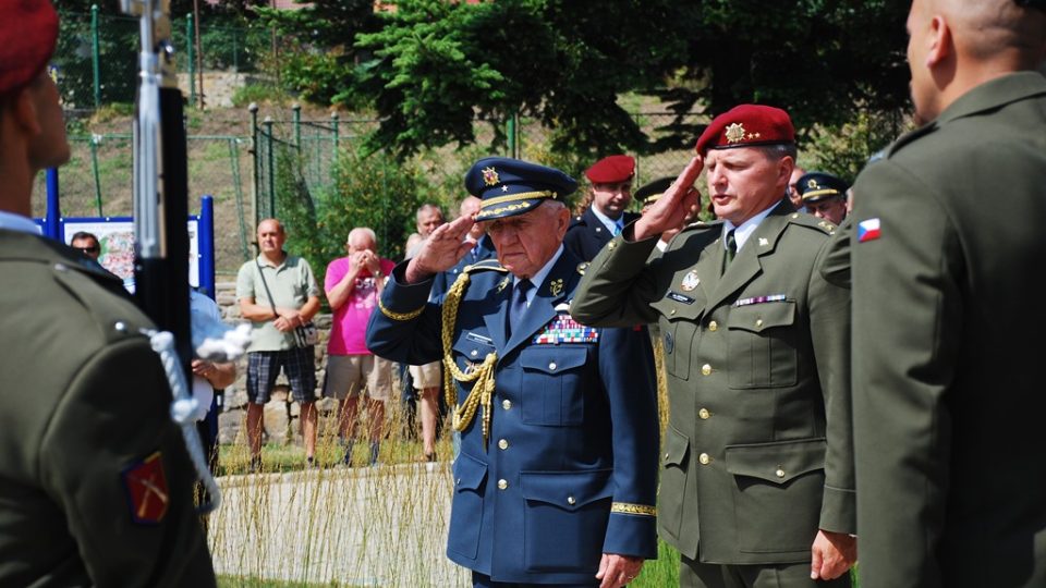 Kladení věnců u památníku letců, v modré uniformě salutuje Emil Boček, stíhací pilot RAF