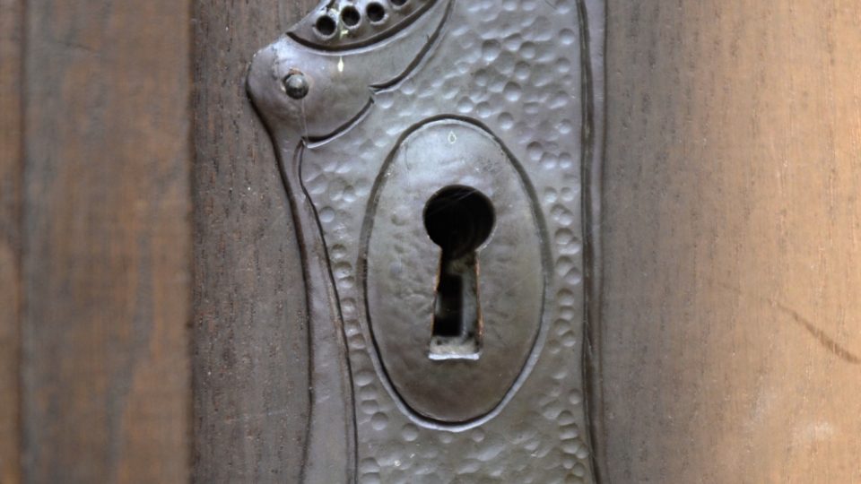 Detail dveří v Kbelnici
