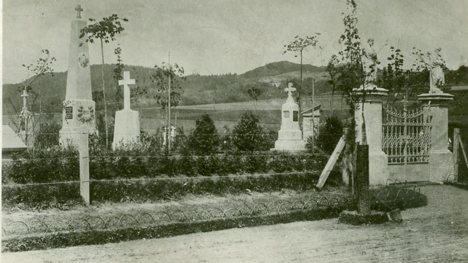 Kbelnice, pietní místo před r.1906, foto archív RMaG Jičín.jpg